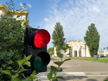 Intersecția care i-a înnebunit pe șoferi: semaforul stă 11 minute pe culoarea roșie. Autoritățile cunosc problema, (…)