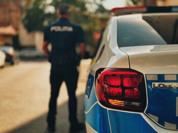 Trei ucraineni surprinși când livrau țigări de contrabandă în București, arestați