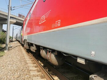 CFR: Circulaţie feroviară oprită temporar între staţiile Răstoliţa şi Topliţa din cauza unui copac prăbuşit