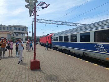 Geamuri sparte într-un tren CFR: pasageri răniți pe ruta Mangalia-Oradea