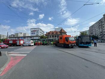Un rănit în accidentul dintre un autobuz STB și un tramvai, internat la Spitalul ‘Bagdasar Arseni’