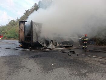Trafic blocat pe DN 7, după ce un TIR a luat foc. Două persoane au suferit atac de panică