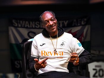 Rapperul Snoop Dogg a devenit coproprietar și investitor al clubului britanic de fotbal Swansea, unde are acțiuni și (…)