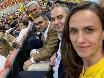 Cum au fost surprinși miniștrii cabinetului Bolojan la meciul România-Canada. Dan Tanasă, comentarii acide la (…)