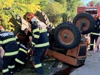 Un bărbat și-a pierdut viața după ce s-a răsturnat cu tractorul