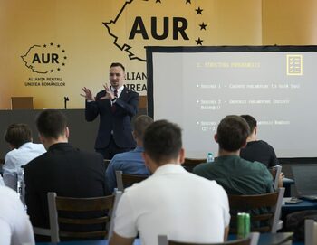A început oficial programul de practică parlamentară organizat de AUR, în București