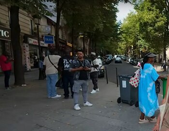 Scene șocante surprinse la Paris: român vânat de traficanții care voiau să-l linșeze. „Omoară-l dacă mai filmează”