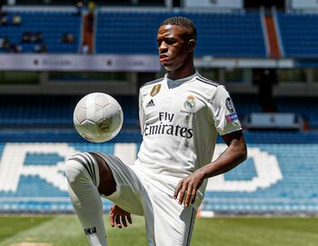 LaLiga a sesizat RFEF privind jignirile aduse lui Vinicius Jr de către fani ai lui Oviedo