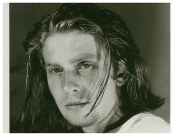 Recunoști vedeta din imagine?! Astăzi e unul dintre cei mai cunoscuți prezentatori TV