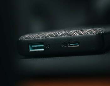 Călătorii care zboară spre China riscă să rămână fără bateriile externe dacă nu au pe ele marcajul CCC