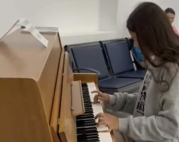 Spectacol ad-hoc în sala de așteptare a Aeroportului din Oradea. O tânără a exersat la pianul pus la dispoziția (…)