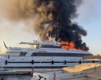 VIDEO Superyacht de lux în flăcări, pe Coasta de Azur - Toate vapoarele din apropiere au fost mutate