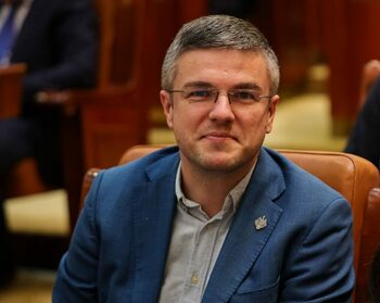 Sunt ani de când extremiștii transmit din Parlament mesaje xenofobe și neonaziste, fără nicio reacție. Strategia de (…)