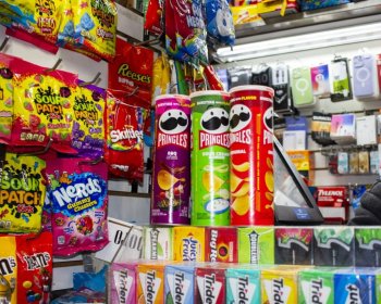 Producătorul Snickers a cumpărat oficial compania care produce Pringles. Tranzacția aștepta aprobarea UE din luna iunie