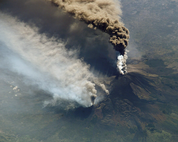 Rusia, lovită de blesteme? Un vulcan adormit de 450 de ani a erupt violent, după cutremurul de 8,8 grade