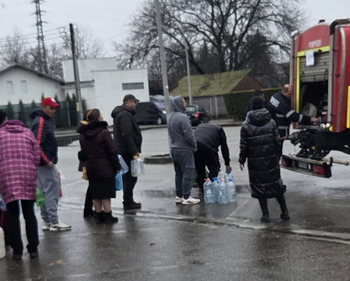 Zeci de mii de români din Prahova și Dâmbovița, fără apă potabilă. Oamenii se alimentează din cisterne. Primarul (…)