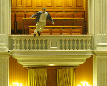 Adrian Sobaru bărbatul care s-a aruncat de la balconul Parlamentului. VIDEO