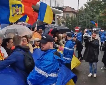 Susținătorii lui Georgescu au devenit agresivi și s-au îmbrâncit cu jandarmii