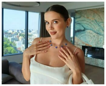 Emily Burghelea, replică acidă pentru cei care îi critică stilul vestimentar în timpul sarcinii: „Mergi direct nud”