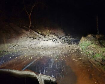 FOTO Drum judeţean blocat în Prahova, în urma unei alunecări de teren provocate de ploile torențiale din ultimele ore