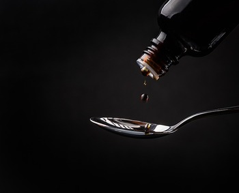 Un medicament pentru tuse ar putea ajuta pacienții cu Parkinson. Ce-a arătat un studiu recent
