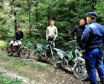 Zece persoane amendate pentru acces ilegal cu ATV-uri, motociclete și mașini în pădurile din Bacău