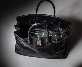 Suma enormă pentru care s-a vândut o geantă de lux care i-a aparținut artistei Jane Birkin. O alta va fi scoasă la (…)