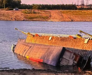 Un bac s-a scufundat în Dunăre după ce un TIR cu floarea-soarelui a urcat pe el