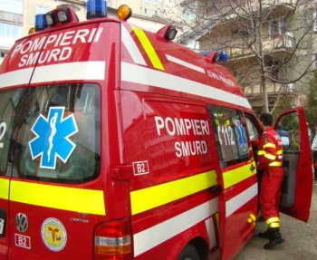 Accident stupid în sectorul 5. Un şofer a lovit ambulanţele venite să-l ajute