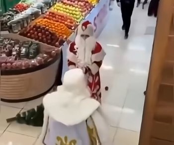 Imagini demne de cascadorii râsului: doi Moși Crăciun s-au luat la bătaie într-un supermarket