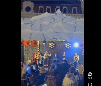 VIDEO Interpretă chinuită, pe scena târgului de crăciun din Piața Ovidiu / Constănțenii fac haz de necaz: Am aflat (…)