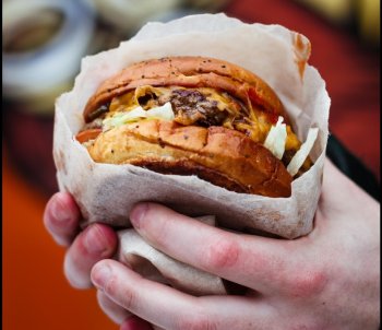 Dacă mama doar miroase alimente bogate în grăsimi, copilului îi crește riscul de obezitate