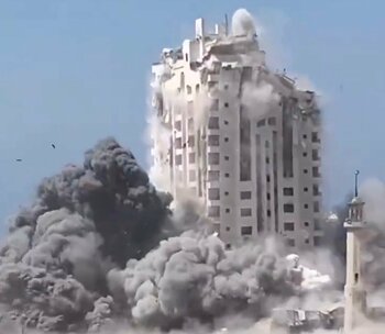 VIDEO Armata Israelului a distrus un bloc turn din Gaza City, afirmând că acesta adăpostea infrastructuri militare Hamas