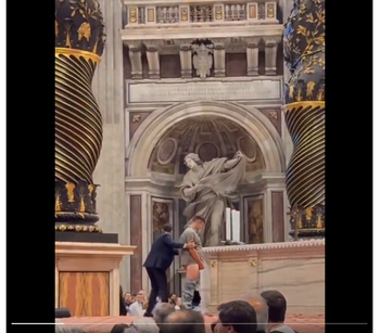 Sacrilegiu la Vatican. Un bărbat a URINAT în public pe Altarul Mărturisirii