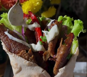 Cum faci kebap la tavă, după rețeta care s-a viralizat pe TikTok! Care este secretul crustei perfecte și aromate