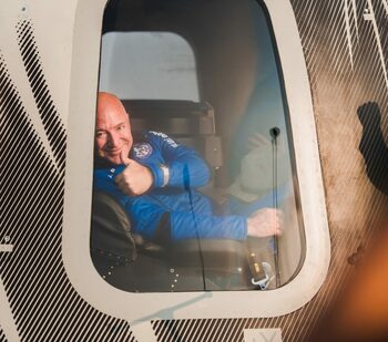 De ce apelează Jeff Bezos la SpaceX pentru a-și pune pe orbită sateliții Kuiper, deși are propria companie spațială?