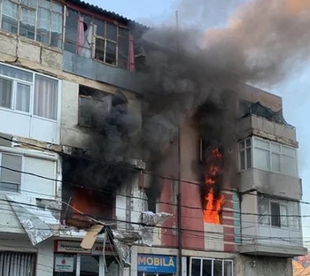 Explozie urmată de incendiu într-un bloc din Brăila: ”Au sărit geamurile. Am zis că e bombardament!”