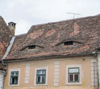 ”Ochii” clădirilor din centrul Sibiului, posibil simbol masonic? / Un tur ghidat prezintă simbolurile ascunse, deși (…)