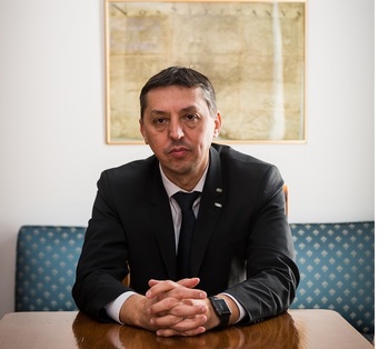 Ministrul Educației visează la învățământ „ca afară” când i se dă exemplul unui elev din munții Apuseni
