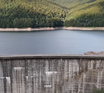 Mesaj Ro-Alert în Argeș, din cauza unui exercițiu de deversare controlată a apei din lacul Vidraru