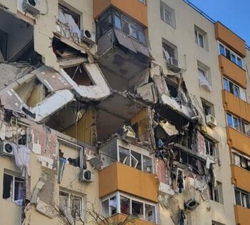 Autovehiculele parcate în zona blocului afectat de explozie, mutate din cauza „pericolului iminent” ca imobilul să (…)