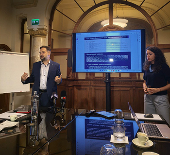 România evită recesiunea. Economia a crescut în T3 cu 1,6% şi cu 0,8% în primele trei trimestre. Chiar dacă (…)