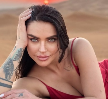 Ispita Cristina, cel mai mare fail chiar de ziua ei! Cum au reacționat fanii când au văzut-o mâncând tort de pe jos