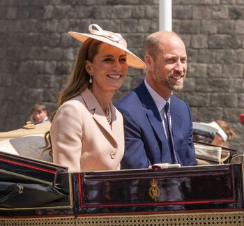 Gesturi tandre între Kate Middleton şi Prinţul William. Cei doi nu s-au putut abţine în public, par mai îndrăgostiţi (…)
