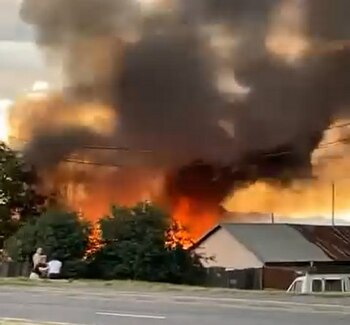 Incendiu puternic la o casă din Ghimbav, județul Brașov. 25 de persoane s-au autoevacuat din locuințele aflate în (…)