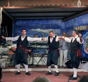 Greek Street Dance în centrul Constanței / Publicul, invitat să danseze şi să se bucure de atmosfera elenă