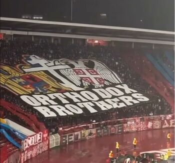 Scenografie surpriză a fanilor celor de la Steaua Roșie Belgrad la începutul meciului cu FCSB. Mesaj impresionant (…)