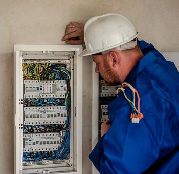 La ce trebuie să fii atent atunci când vrei să lucrezi ca electrician