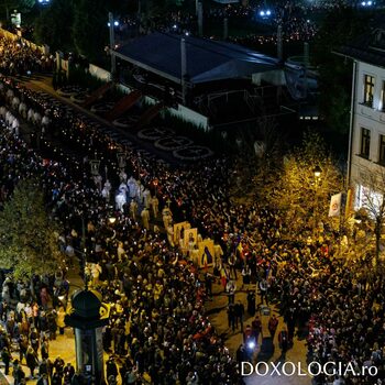 Noapte de credință la Iași. Sfânta Parascheva și Sfântul Grigore Palama au fost purtați în rugăciune pe „Calea (…)