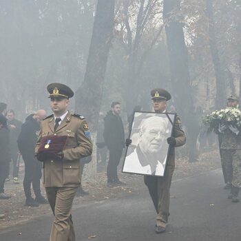 Emeric Ienei, condus pe ultimul drum de sute de oameni. Legendarul antrenor a fost înmormântat cu onoruri militare (…)